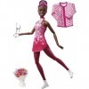 Barbie HCN31 Poupée Patineuse Artistique pour Sports dhiver 30 cm avec Robe Rose, Veste, Bouquet de Roses et trophée, pour
