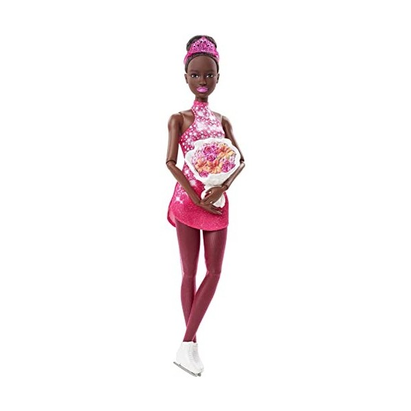 Barbie HCN31 Poupée Patineuse Artistique pour Sports dhiver 30 cm avec Robe Rose, Veste, Bouquet de Roses et trophée, pour