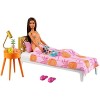 Barbie Mobilier coffret Chambre avec poupée brune en pyjama, lit et accessoires, jouet pour enfant, GRG86