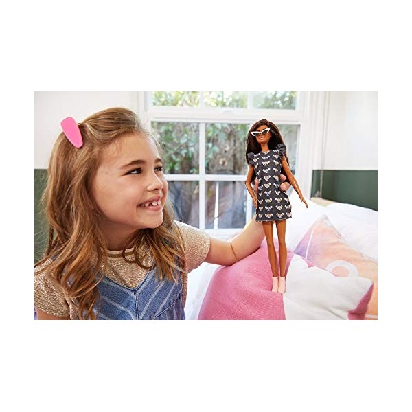 Barbie Fashionistas poupée mannequin 140 aux longs cheveux bruns et avec une robe à Imprimé souris, jouet pour enfant, GHW54