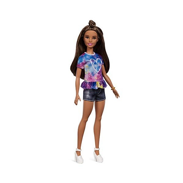 Barbie Fashionistas poupée mannequin 112 petite avec longs cheveux bruns, tee-shirt tie-dye et short en jean, jouet pour enf