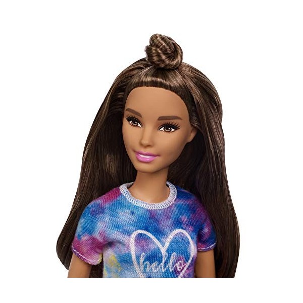 Barbie Fashionistas poupée mannequin 112 petite avec longs cheveux bruns, tee-shirt tie-dye et short en jean, jouet pour enf