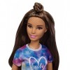 Barbie Fashionistas poupée mannequin 112 petite avec longs cheveux bruns, tee-shirt tie-dye et short en jean, jouet pour enf