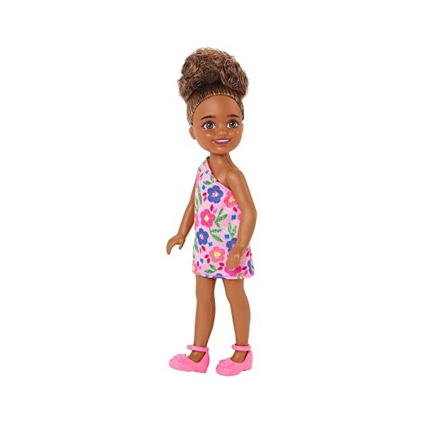 Barbie Coffret 3 Poupées Chelsea 15 cm , chacune avec robe et chaussures amovibles avec arcs-en-ciel, fleurs ou cerises, Jou