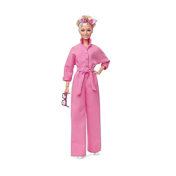 Barbie Le Film Poupée Mannequin Articulée En Combinaison-Pantalon Rose Bubble-Gum Avec Lunettes De Soleil Et Foulard, Socle I