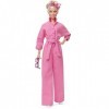 Barbie Le Film Poupée Mannequin Articulée En Combinaison-Pantalon Rose Bubble-Gum Avec Lunettes De Soleil Et Foulard, Socle I