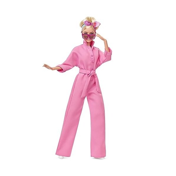 Barbie Le Film Poupée Mannequin Articulée En Combinaison-Pantalon Rose Bubble-Gum Avec Lunettes De Soleil Et Foulard, Socle I