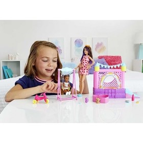 Barbie Coffret Barbie Skipper Baby-Sitter Château Gonflable avec Poupée Skipper Baby-Sitter, Poupée Bébé, Balançoire et Acces