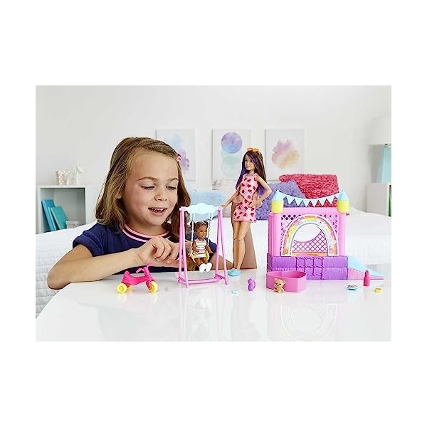 Barbie Coffret Barbie Skipper Baby-Sitter Château Gonflable avec Poupée Skipper Baby-Sitter, Poupée Bébé, Balançoire et Acces
