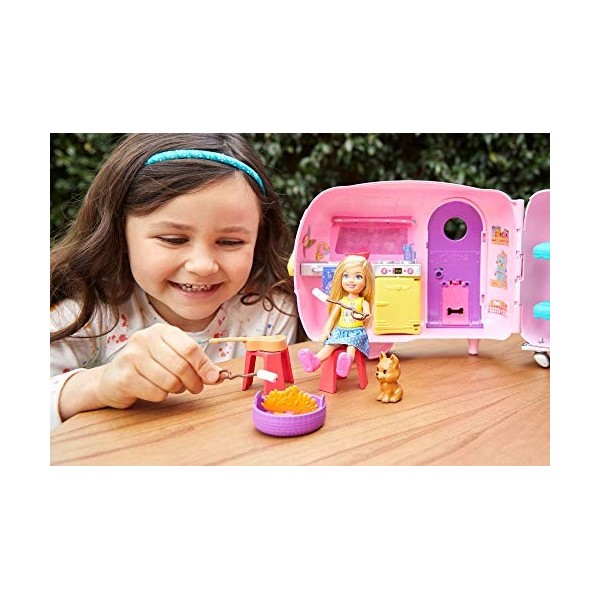 Barbie Famille Coffret mini-poupée Chelsea avec sa voiture et sa caravane, figurine chiot et accessoires, jouet pour enfant, 