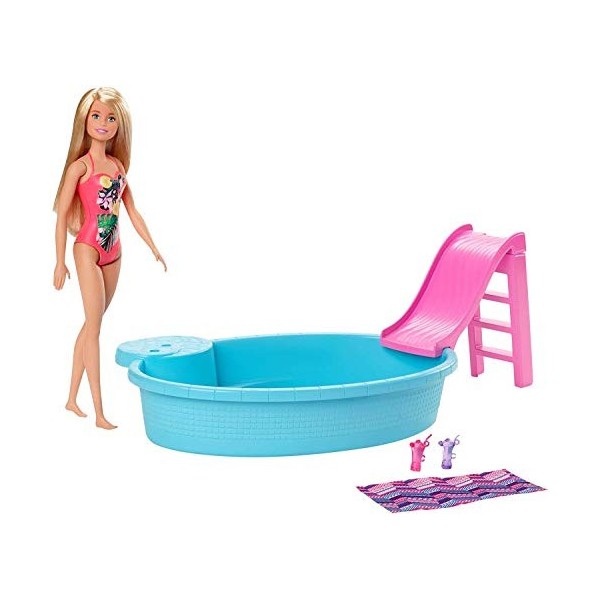 Barbie Mobilier Coffret poupée blonde en maillot de bain et sa piscine, avec toboggan, serviette et verres de cocktail, jouet