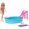 Barbie Mobilier Coffret poupée blonde en maillot de bain et sa piscine, avec toboggan, serviette et verres de cocktail, jouet