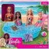 Barbie Mobilier Coffret poupée blonde en maillot de bain et sa piscine, avec toboggan, serviette et verres de cocktail, jouet