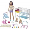 Barbie Famille coffret Chambre des jumeaux, poupée Skipper baby-sitter aux cheveux châtains, 2 figurine denfants et accessoi