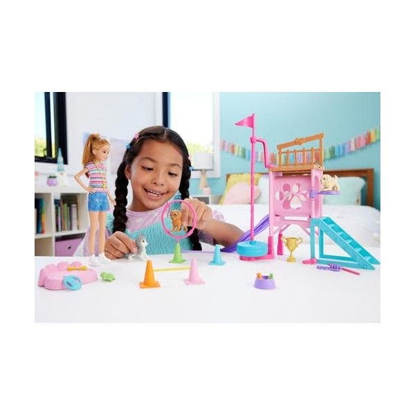 Barbie Coffret Parcours D’Obstacles Et Poupée Stacie Avec 3 Chiots À Entraîner, +20 Éléments, Terrain De Jeu Et Accessoires, 