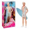 Barbie Le Film - Poupée Mannequin Ken Articulée Avec Ensemble Plage Rayé Rose Et Vert Pastel, Planche De Surf Et Baskets Blan