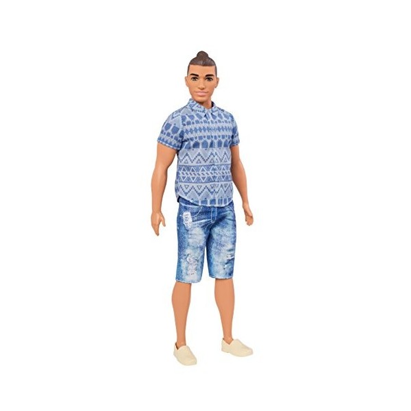 Barbie Fashionistas poupée mannequin Ken 13 brun avec chemise bleue à imprimé aztèque, short en jean et chaussures beiges, j