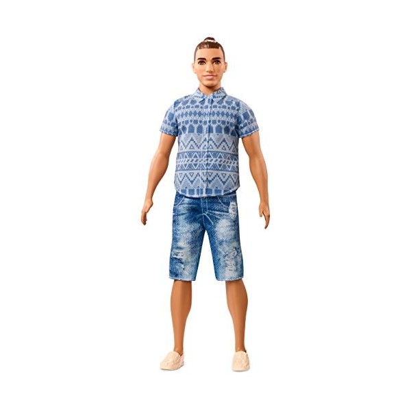 Barbie Fashionistas poupée mannequin Ken 13 brun avec chemise bleue à imprimé aztèque, short en jean et chaussures beiges, j