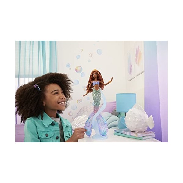 Disney La Petite Sirène Poupée Sirène Ariel Deluxe avec Queue De Sirène Iridescente, Perles Cheveux, Couronne Dorée Et Socle,