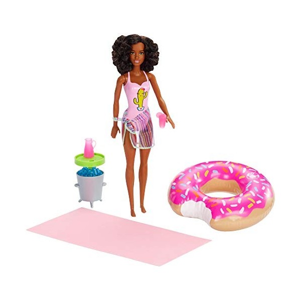 Barbie Mobilier Coffret Journée Piscine, poupée brune en maillot de bain, bouée donut et accessoires, jouet pour enfant, GHT2