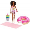 Barbie Mobilier Coffret Journée Piscine, poupée brune en maillot de bain, bouée donut et accessoires, jouet pour enfant, GHT2