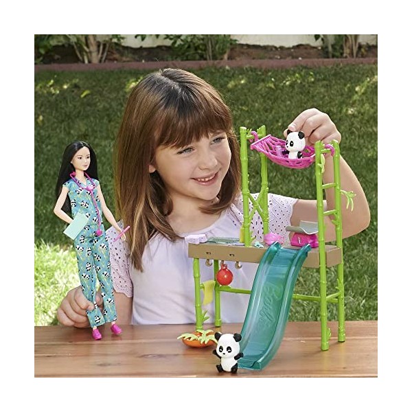 Barbie Coffret Barbie Le Sanctuaire des Pandas avec poupée Barbie vétérinaire, 2 pandas avec changement de couleur et plus de