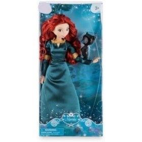 Poupée classique porte une robe en satin