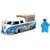 Jada Toys Bus VW 1:24 HWR 1963 + Figurine parlante Cookie Monster Seasame Street Voiture Miniature de Collection, 31751BL, Bl