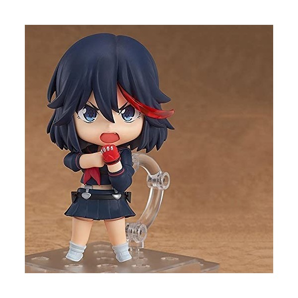 La poupée modèle Matoi Ryuuko version Q, le personnage de "The Killing Girl", debout, vêtue dune robe rouge avec un accessoi