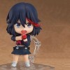 La poupée modèle Matoi Ryuuko version Q, le personnage de "The Killing Girl", debout, vêtue dune robe rouge avec un accessoi