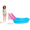 Barbie Ensemble de jeu pour poupée et piscine, brunette en écume de mer, maillot de bain une pièce avec piscine, toboggan, se