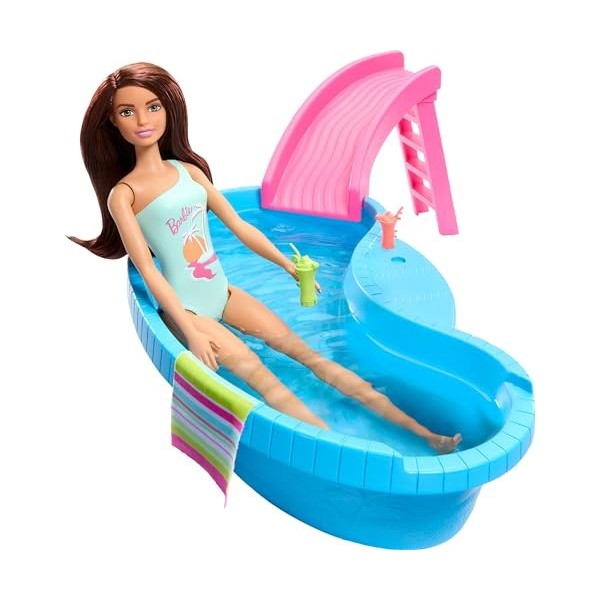 Barbie Ensemble de jeu pour poupée et piscine, brunette en écume de mer, maillot de bain une pièce avec piscine, toboggan, se