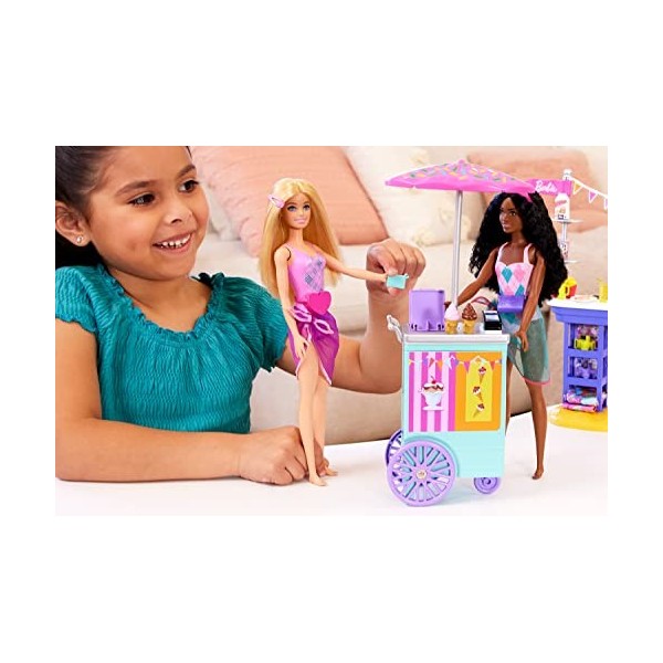Barbie Coffret Promenade En Bord De Mer Avec 2 Poupées Brooklyn Et Malibu, Chiot, Stand De Nourriture, Kiosque Et Plus De 30 