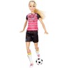 Barbie Made to Move poupée articulée joueuse de foot blonde en maillot, chaussures à crampons et avec ballon de football, jou