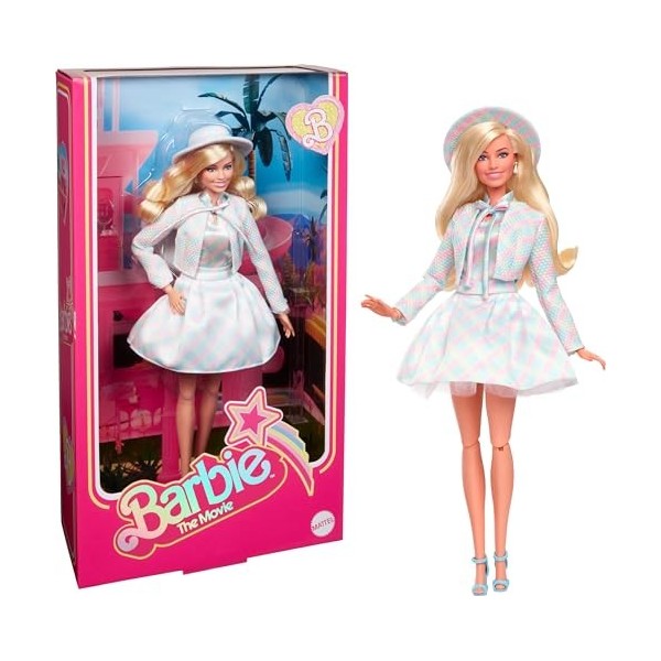 Barbie Le Film - Barbie Poupée Mannequin Articulée Avec Tenue À Carreaux Ensemble 3 Pièces, Avec Chapeau Et Veste Assortis, I