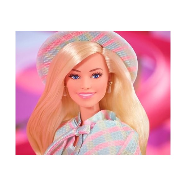 Barbie Le Film - Barbie Poupée Mannequin Articulée Avec Tenue À Carreaux Ensemble 3 Pièces, Avec Chapeau Et Veste Assortis, I