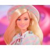 Barbie Le Film - Barbie Poupée Mannequin Articulée Avec Tenue À Carreaux Ensemble 3 Pièces, Avec Chapeau Et Veste Assortis, I