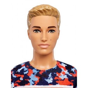Barbie Fashionistas poupée mannequin 118 Ken avec haut camouflage coloré et short bleu, jouet pour enfant, FXL65