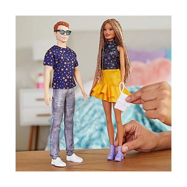 Barbie Fashionistas Kit vêtements Barbie & Ken, 2 tenues pour poupées dont top, jupe, tee-shirt, pantalon et accessoires, jou