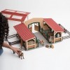 schleich 42195 FARM WORLD – Écurie avec chevaux et accessoires, coffret de 96 pièces avec 2 chevaux, figurine de cavalier et 