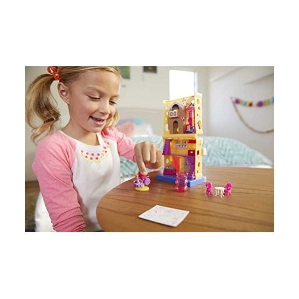 Polly Pocket Pollyville​ Confiserie sur 4 niveaux, 2 mini-figurines Polly et Lila, accessoires et autocollants, jouet enfant,