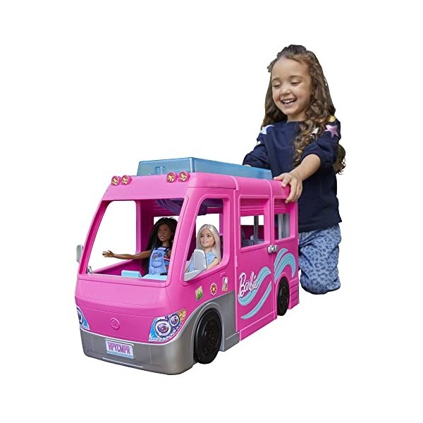 Barbie - Camping-Car Transformable - 7 Zones de Jeu - 60 Accessoires - Avec Toboggan, Piscine, Pick-Up, Bateau pour Poupées -