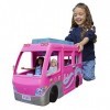 Barbie - Camping-Car Transformable - 7 Zones de Jeu - 60 Accessoires - Avec Toboggan, Piscine, Pick-Up, Bateau pour Poupées -