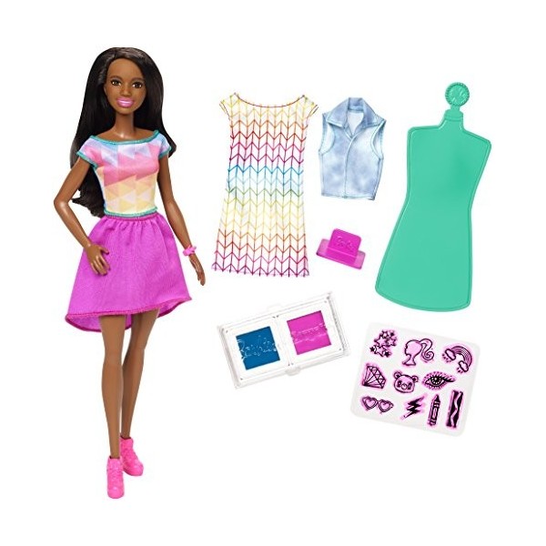 Barbie Coffret Crayola poupée brune et vêtements lavables à customiser avec tampons, accessoires inclus, jouet pour enfant, F