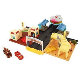 Pixar Disney Pixar Cars On The Road Coffret avec 2 véhicules et compte à rebours lumineux, Visite à Radiator Springs, Flash M