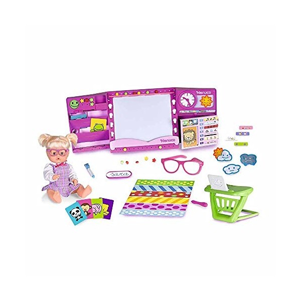 Nenuco - Happy School, pack interactif avec poupée pouvant parler 5 langues différentes, nomdreux accessoires de bureau inclu