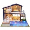 Duokon Kit de Maison de poupe Miniature Bricolage Green House avec Meubles et LED Kit de Maison de poupe en Bois Meilleur Orn