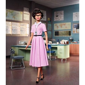 Barbie Signature Katherine Coleman Johnson, Poupée de Collection Femmes dException en Robe Rose et Cheveux Bouclés, Jouet Co