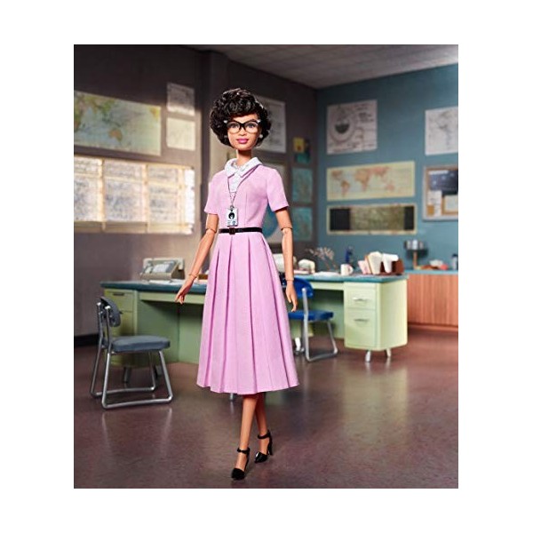 Barbie Signature Katherine Coleman Johnson, Poupée de Collection Femmes dException en Robe Rose et Cheveux Bouclés, Jouet Co