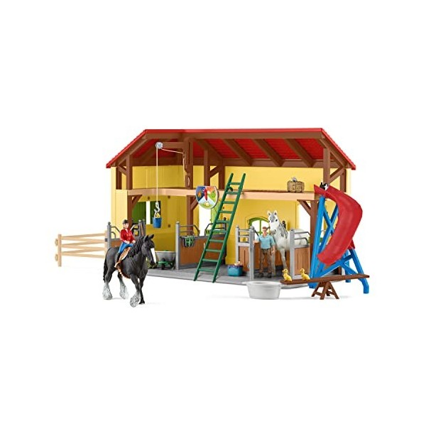 Schleich 42485 Farm World – Écurie avec Boxes et Animaux, Coffret de 82 pièces avec Chevaux, Petits Animaux de la Ferme, Outi